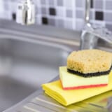 【プロが教える】キッチンスポンジの正しい乾かし方｜雑菌・臭いを防いで長持ちさせる保管術